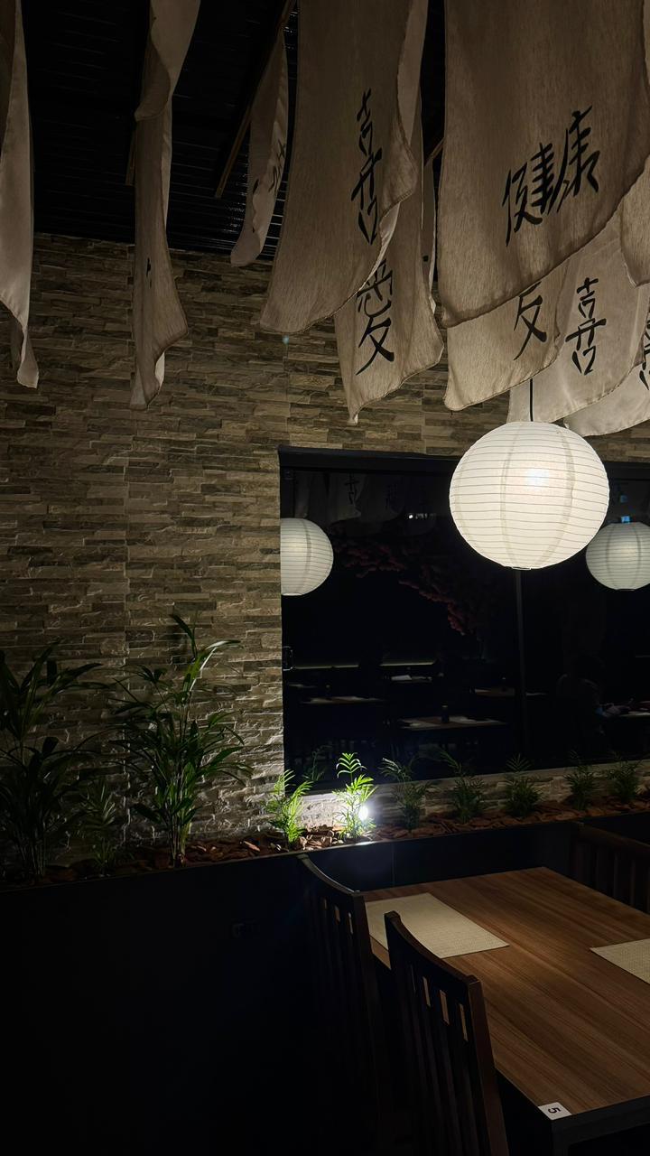 Mesa e decoração do Kanpai Sushi & Bar