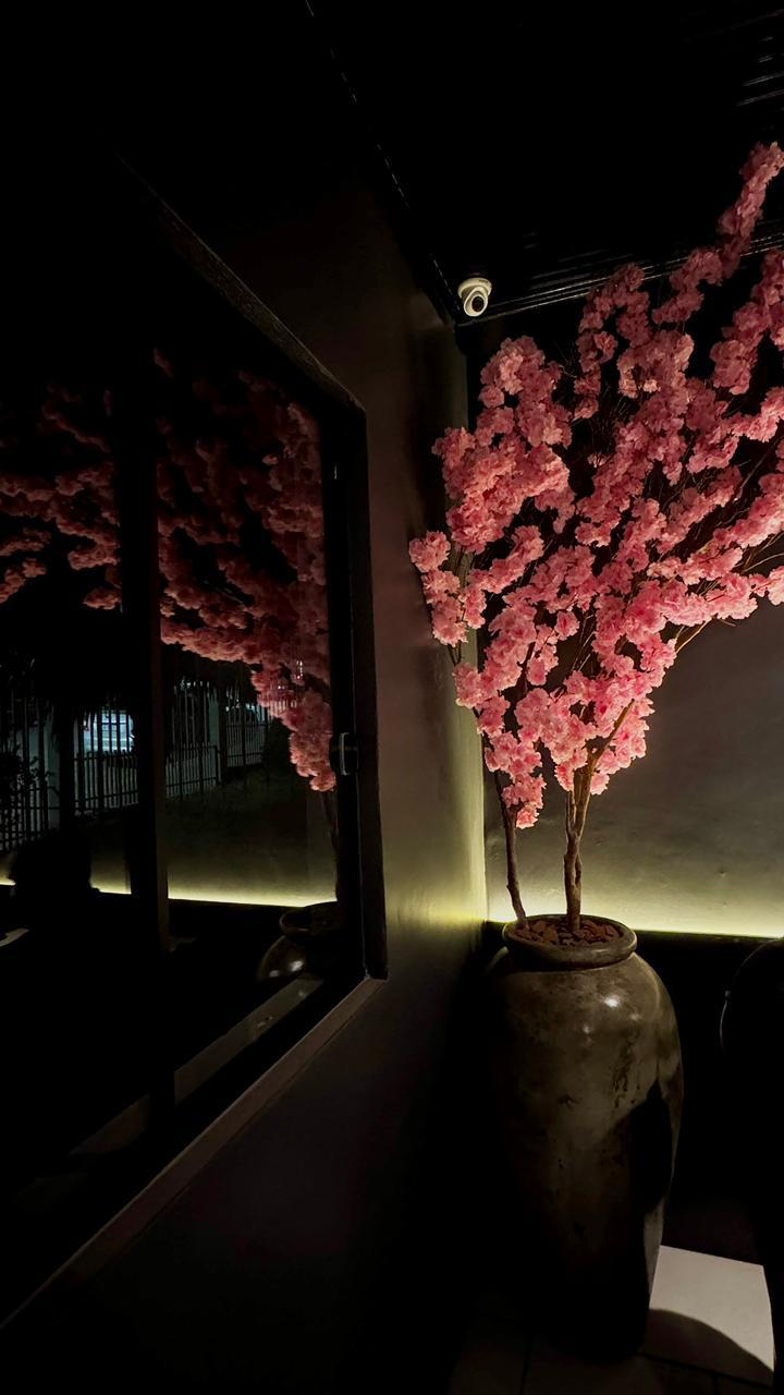 Decoração com flores no Kanpai Sushi & Bar